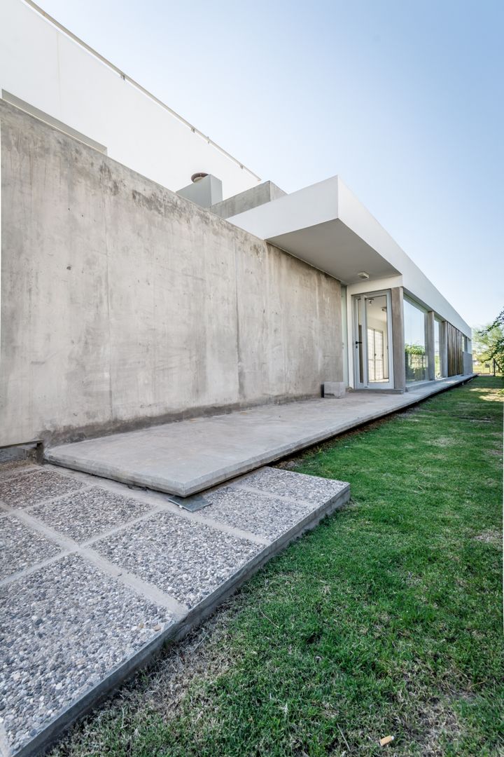 CASA LA SANTINA , barqs bisio arquitectos barqs bisio arquitectos Casas modernas: Ideas, imágenes y decoración