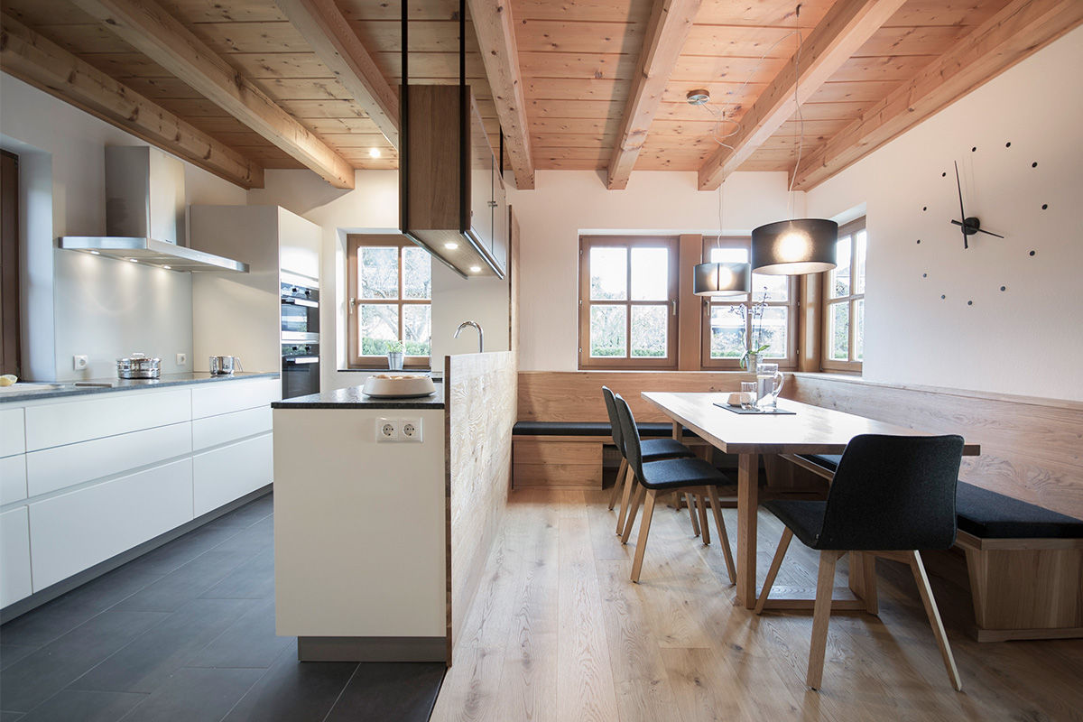 Planung und Umsetzung eines Koch- und Essbereiches in Wagrain, FRAME Innenarchitektur FRAME Innenarchitektur Minimalist dining room