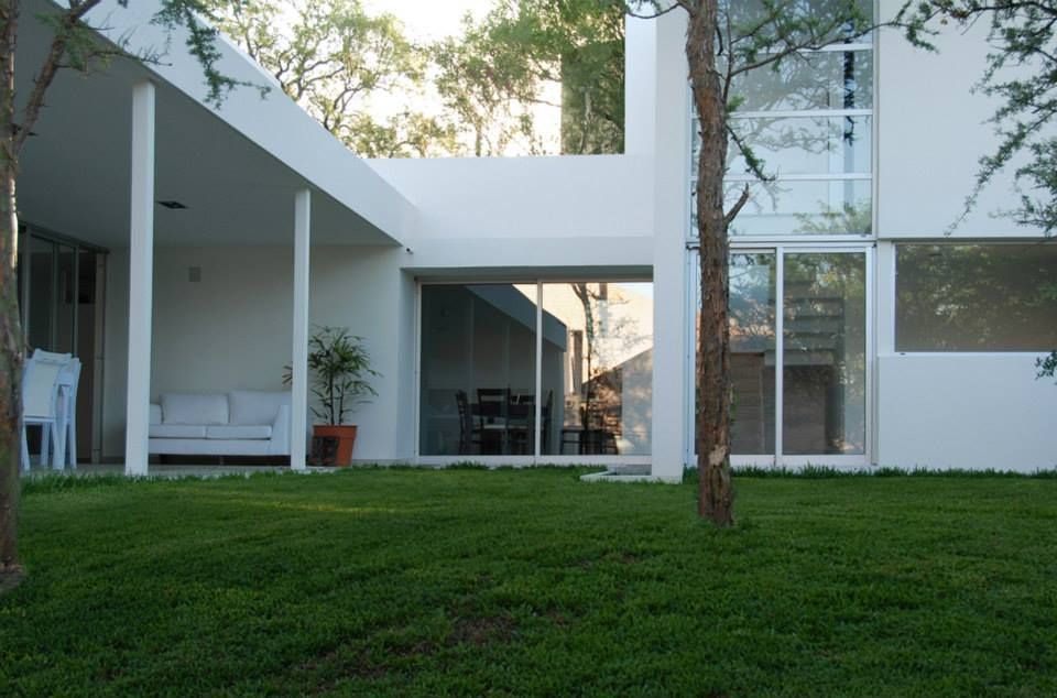 Vivienda en el Bosque, FKB ARQUITECTOS FKB ARQUITECTOS Casas modernas