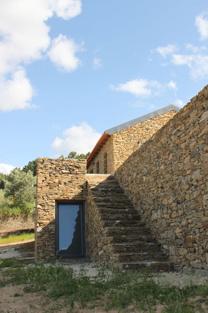 Escadas exteriores Germano de Castro Pinheiro, Lda Casas rústicas Pedra