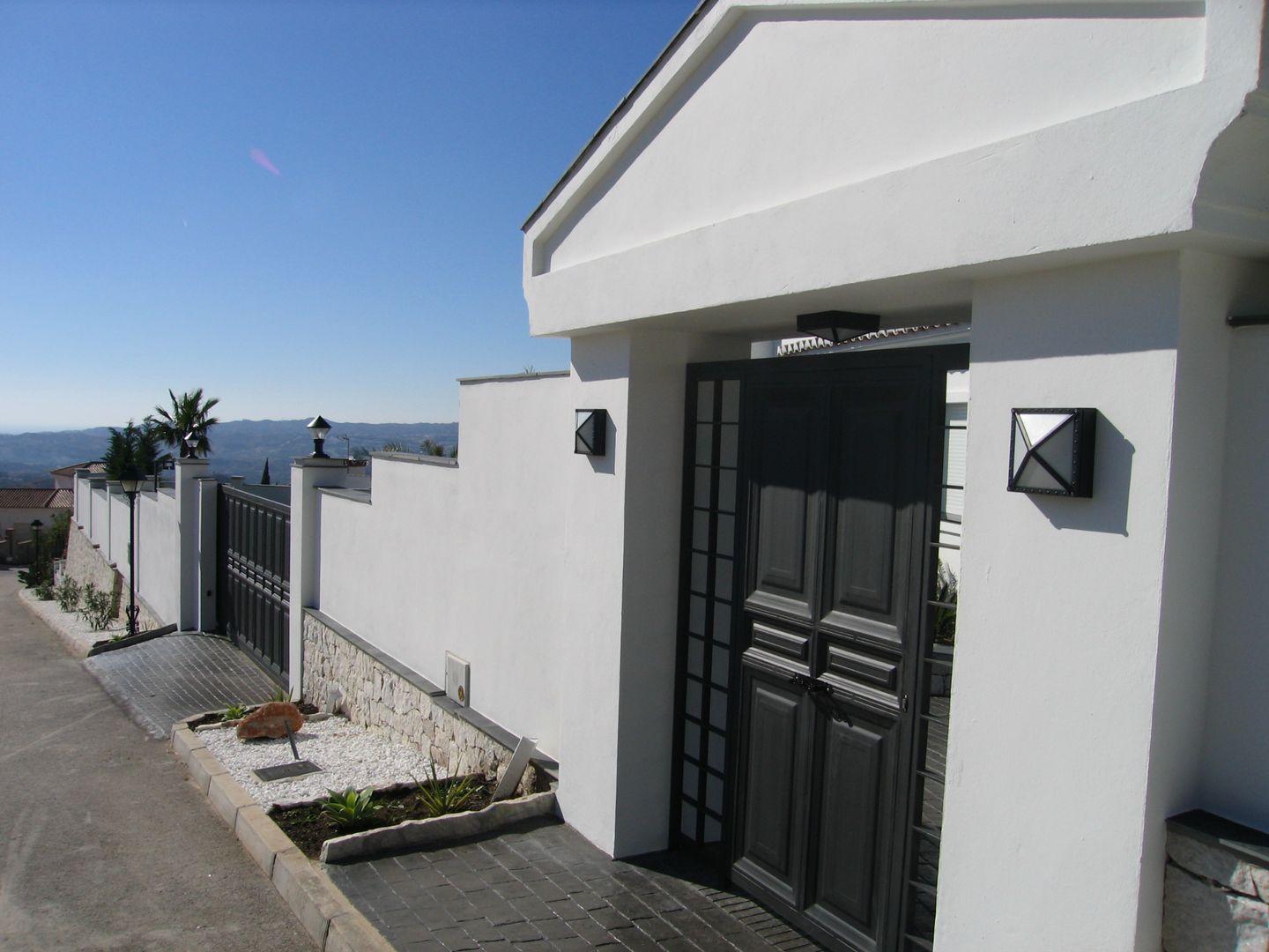 puerta de calle UAArquitectos Casas de estilo mediterráneo