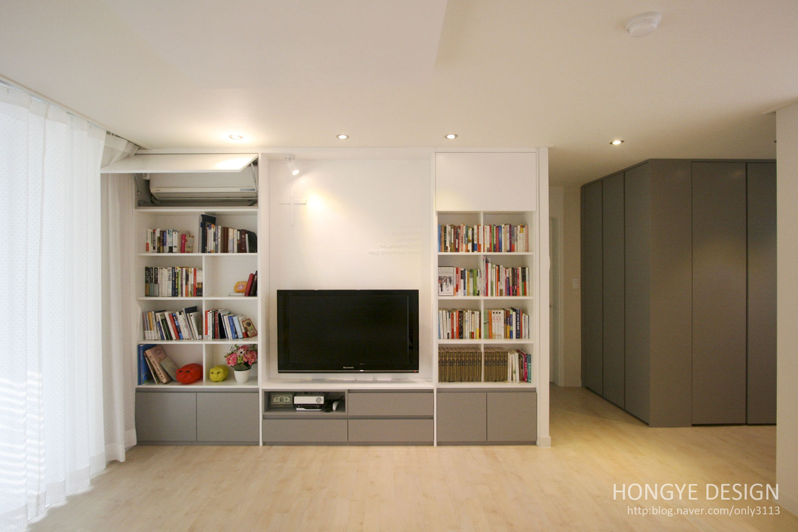 거실의 서재화 , 은혜로운 집 _ 25py, 홍예디자인 홍예디자인 Livings modernos: Ideas, imágenes y decoración