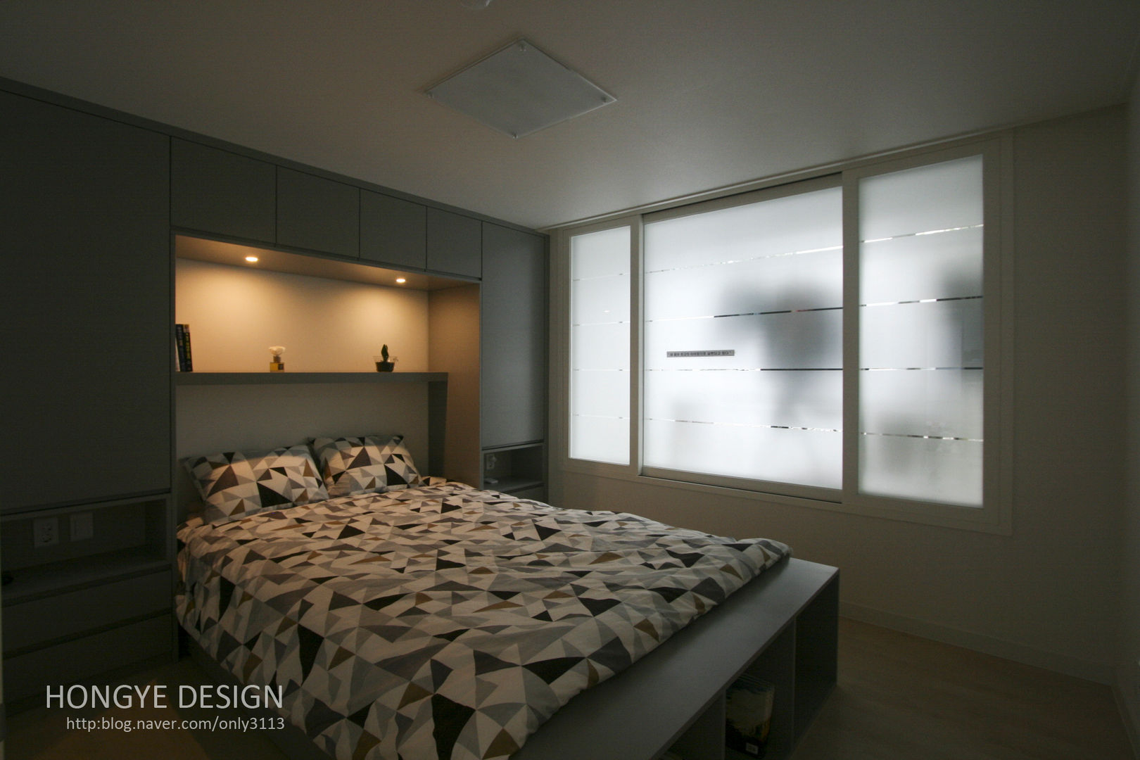 거실의 서재화 , 은혜로운 집 _ 25py, 홍예디자인 홍예디자인 Dormitorios modernos: Ideas, imágenes y decoración