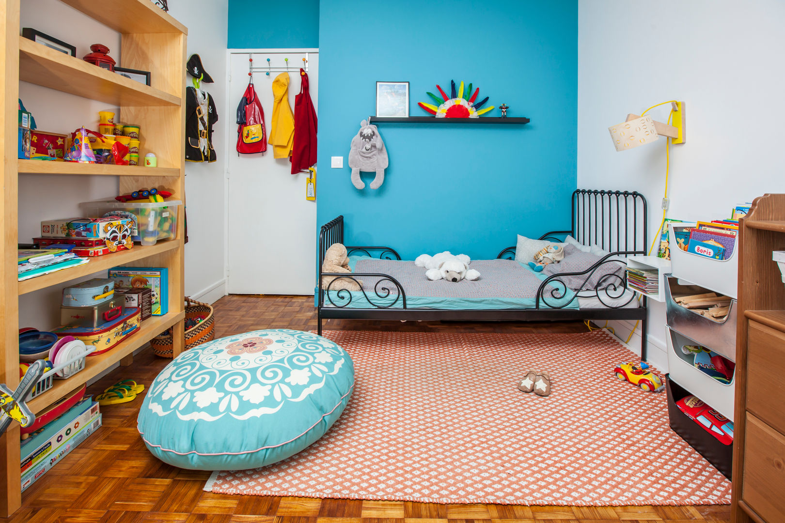 Aménagement complet d'un 65m², Maud Rousset Maud Rousset Chambre d'enfant moderne Meubles,Propriété,Bleu,Étagère,bleu azur,Textile,Design d&#39;intérieur,Orange,Jaune,Rayonnage