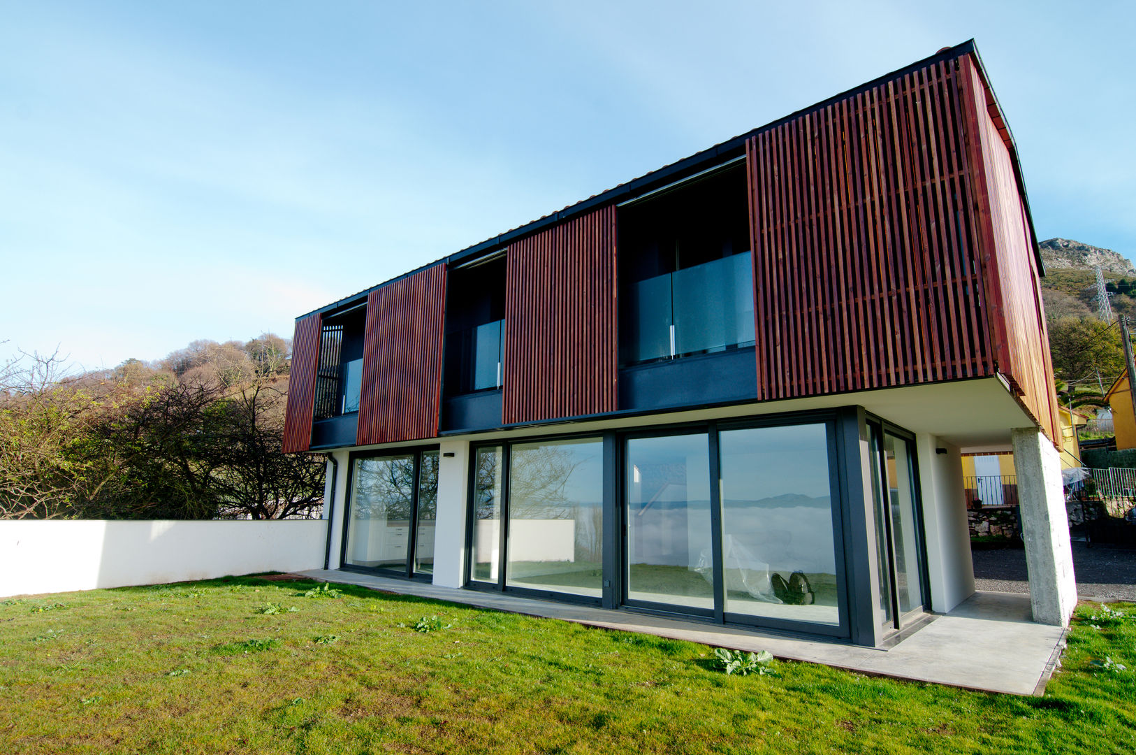 Vivienda en la falda del Naranco, RUBIO · BILBAO ARQUITECTOS RUBIO · BILBAO ARQUITECTOS Rumah Gaya Country Kayu Wood effect