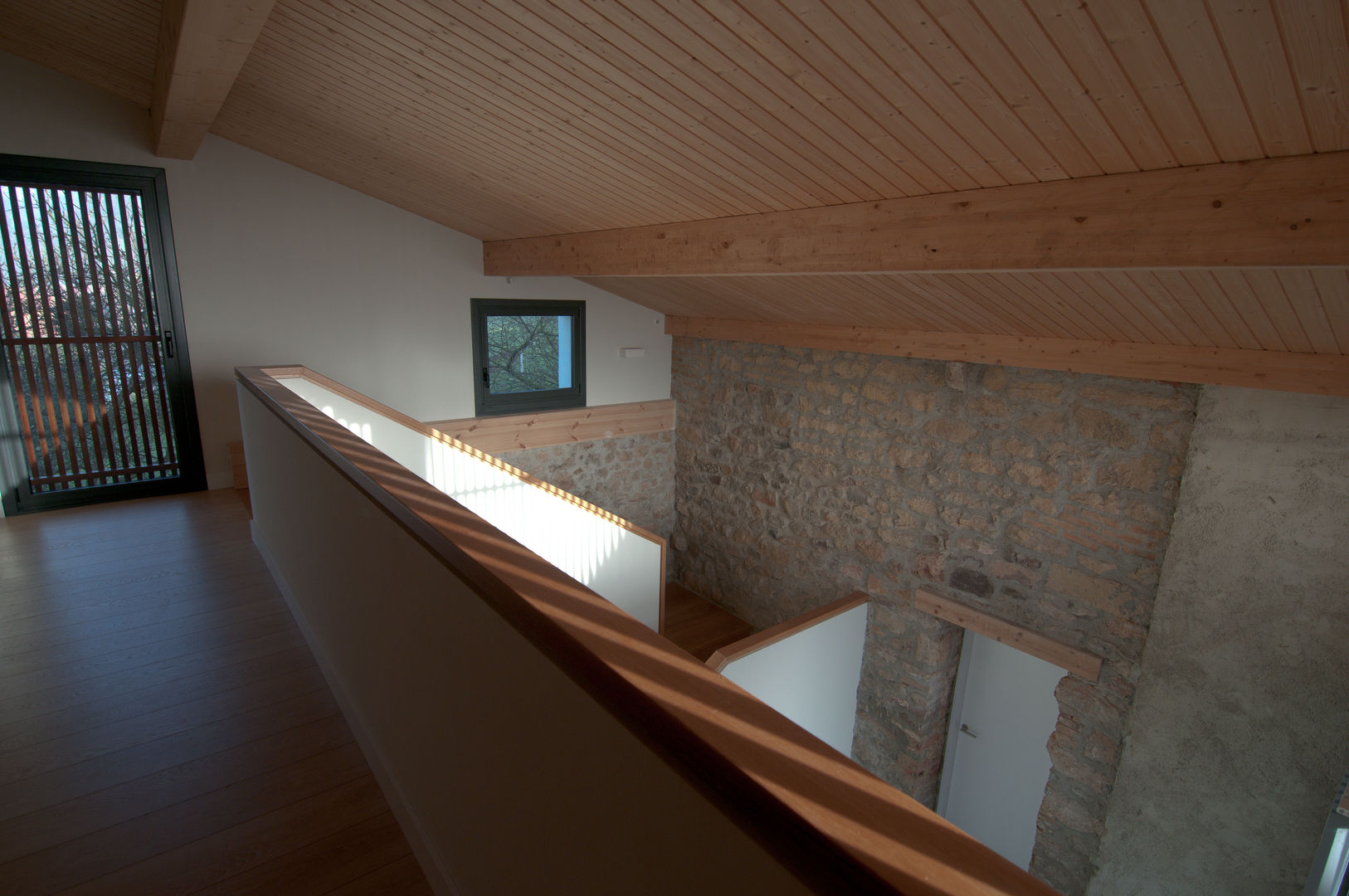 Vivienda en la falda del Naranco, RUBIO · BILBAO ARQUITECTOS RUBIO · BILBAO ARQUITECTOS Pasillos, vestíbulos y escaleras de estilo rural Madera Acabado en madera