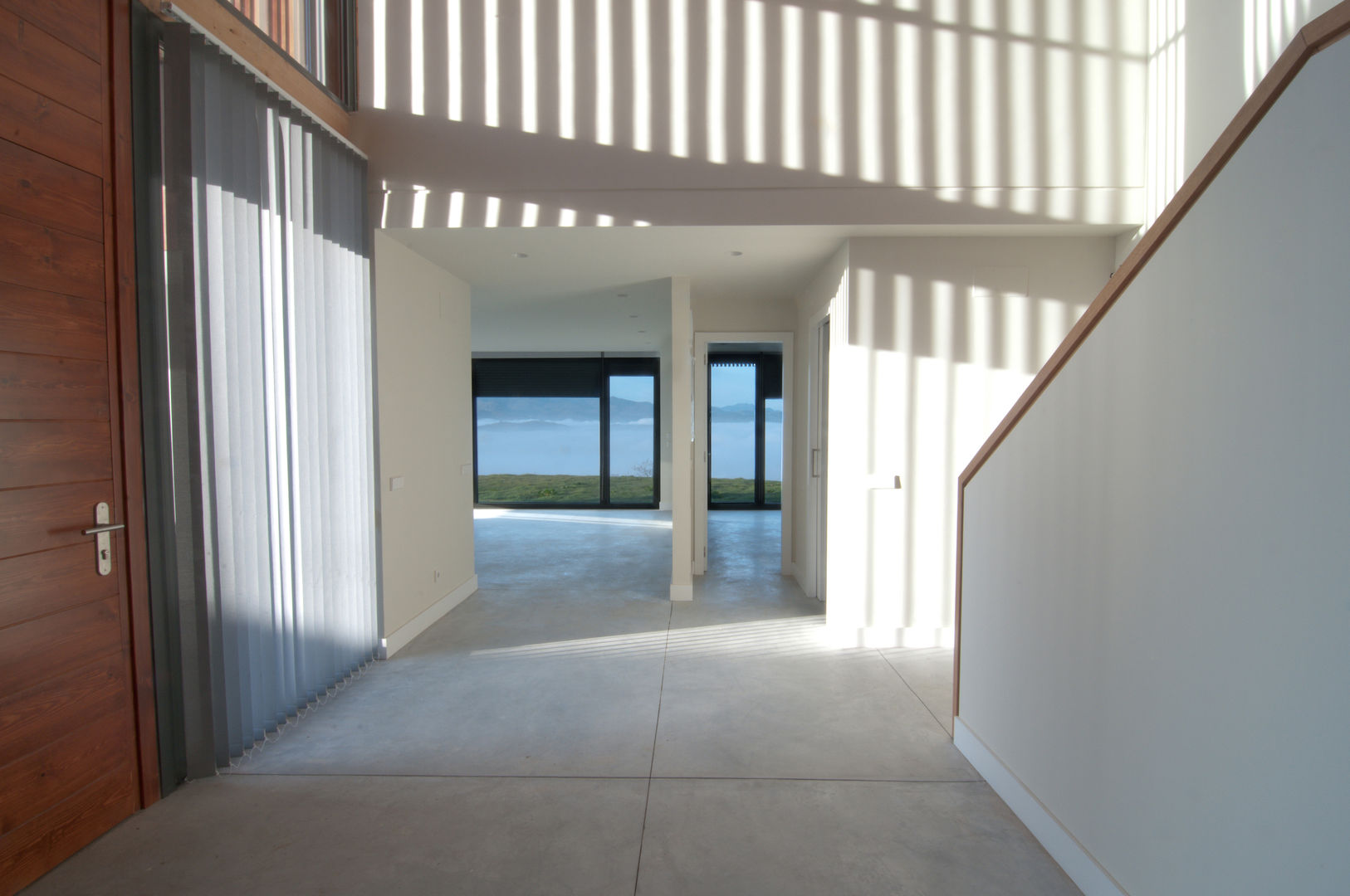 Vivienda en la falda del Naranco, RUBIO · BILBAO ARQUITECTOS RUBIO · BILBAO ARQUITECTOS Pasillos, vestíbulos y escaleras de estilo rural