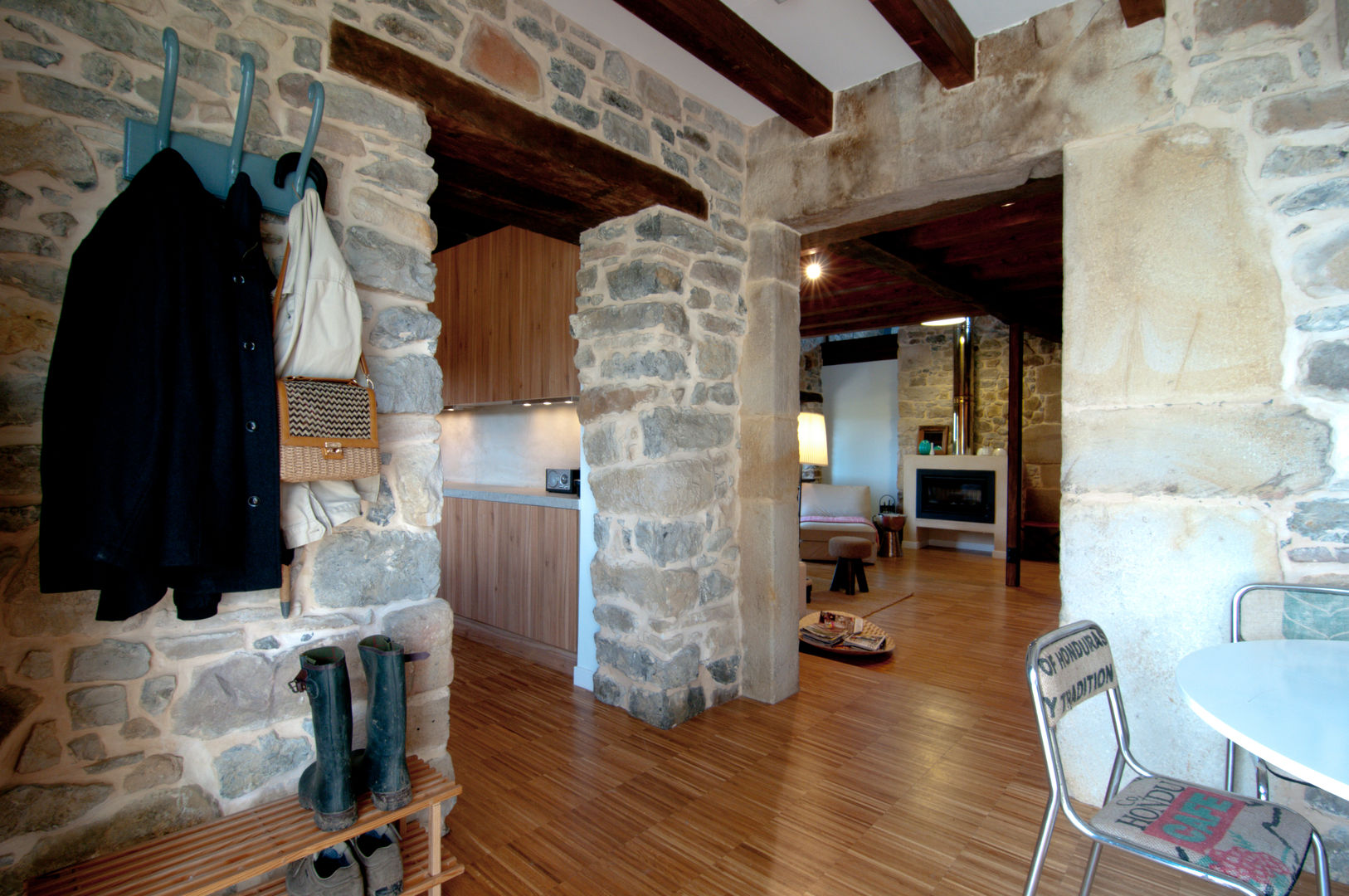 Una Casa Rural con paredes de Piedra del siglo XVIII que te robará el aliento, RUBIO · BILBAO ARQUITECTOS RUBIO · BILBAO ARQUITECTOS Country style corridor, hallway& stairs
