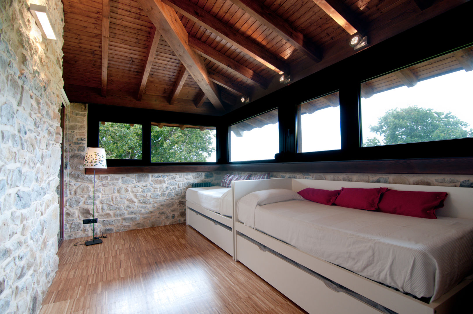 Una Casa Rural con paredes de Piedra del siglo XVIII que te robará el aliento, RUBIO · BILBAO ARQUITECTOS RUBIO · BILBAO ARQUITECTOS Nursery/kid’s room