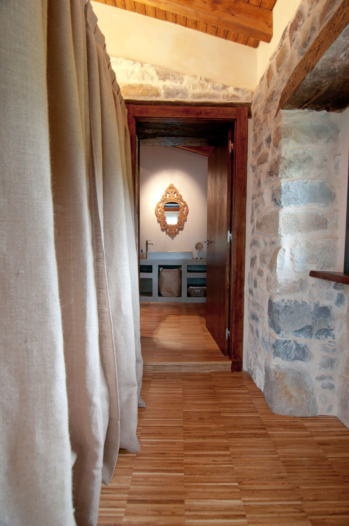 Una Casa Rural con paredes de Piedra del siglo XVIII que te robará el aliento, RUBIO · BILBAO ARQUITECTOS RUBIO · BILBAO ARQUITECTOS Closets campestres