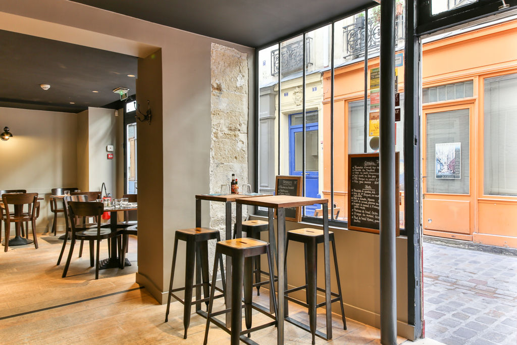 Table avec piétements en acier , metal brut metal brut 餐廳 鐵/鋼