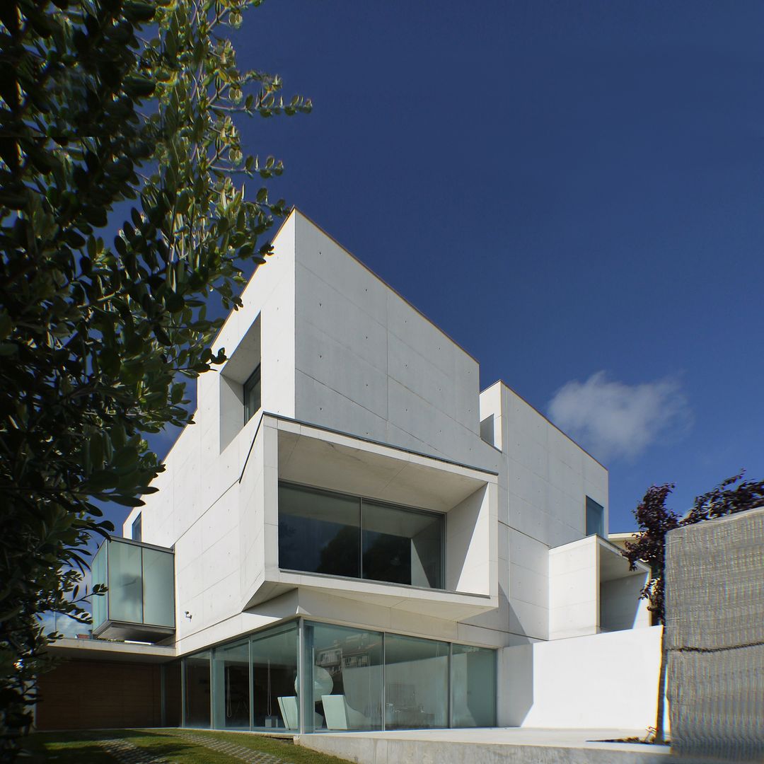 CASA CANIDELO, João Laranja Queirós João Laranja Queirós Minimalist house