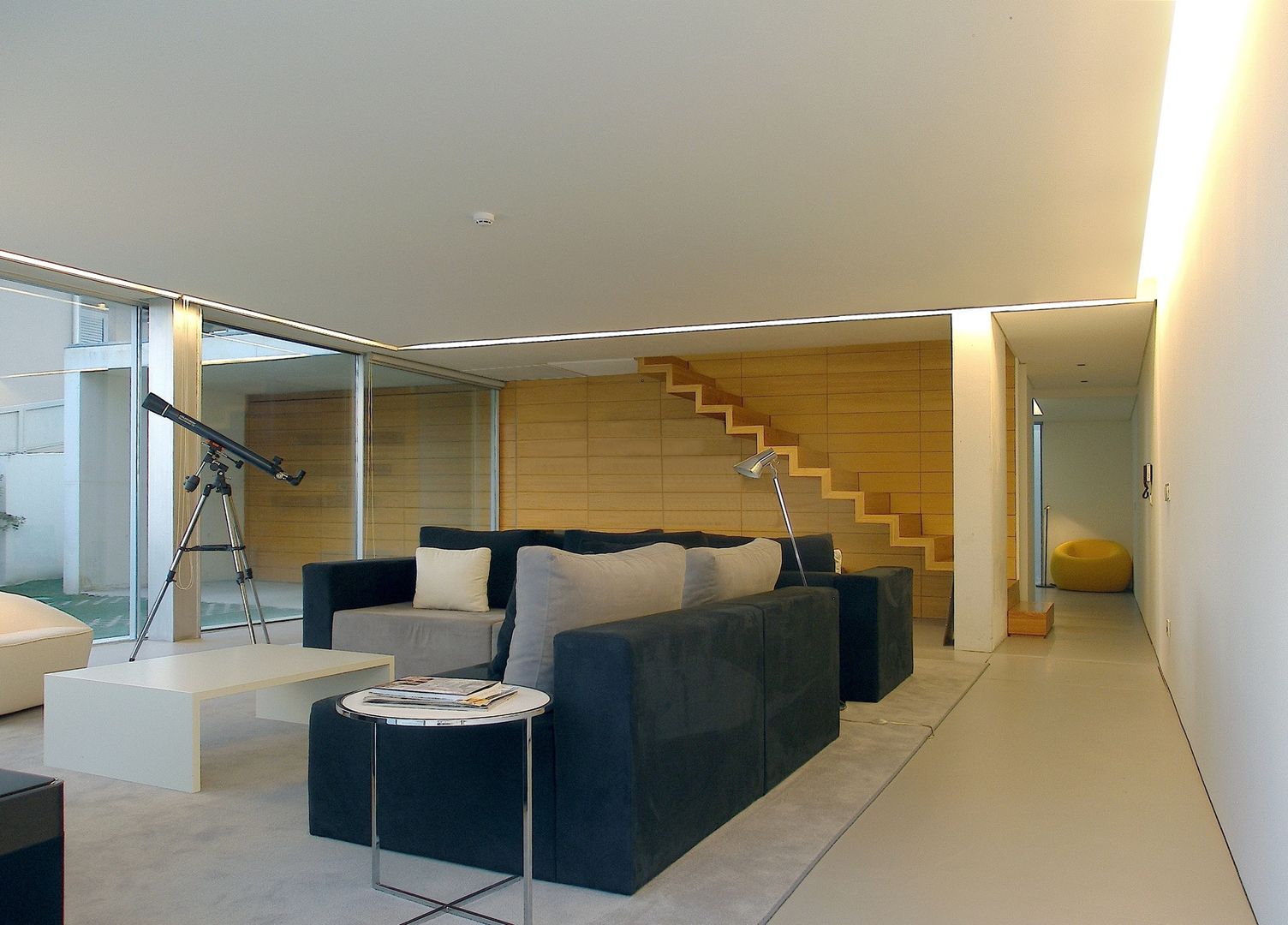 CASA CANIDELO, João Laranja Queirós João Laranja Queirós Minimalist living room