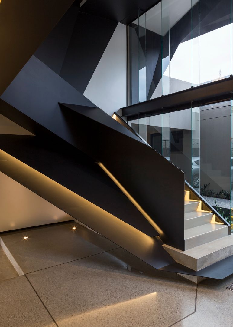 House in Kloof Road , Nico Van Der Meulen Architects Nico Van Der Meulen Architects Modern corridor, hallway & stairs