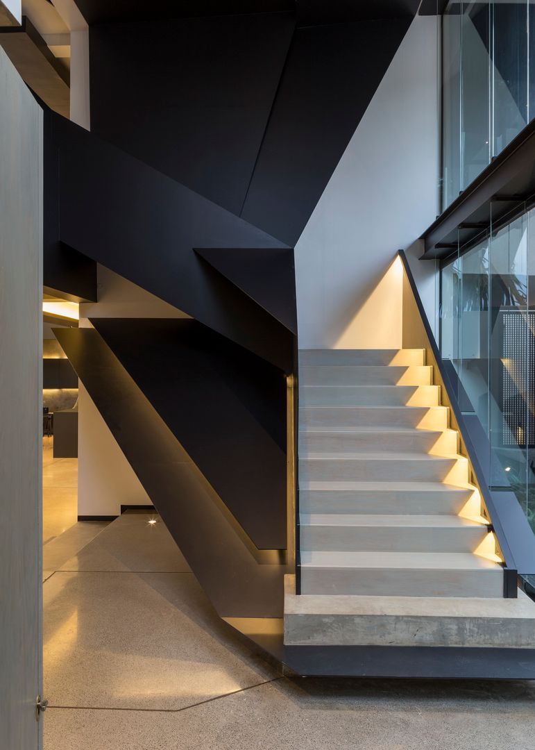 House in Kloof Road , Nico Van Der Meulen Architects Nico Van Der Meulen Architects Modern corridor, hallway & stairs