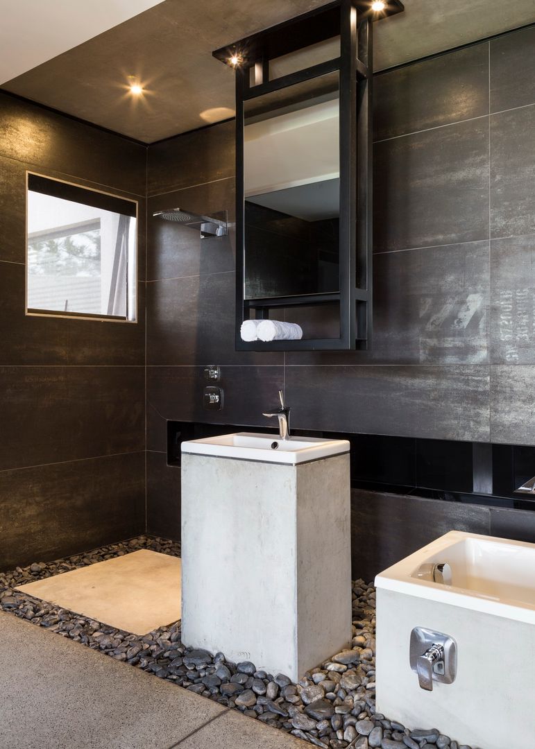 House in Kloof Road , Nico Van Der Meulen Architects Nico Van Der Meulen Architects Modern bathroom