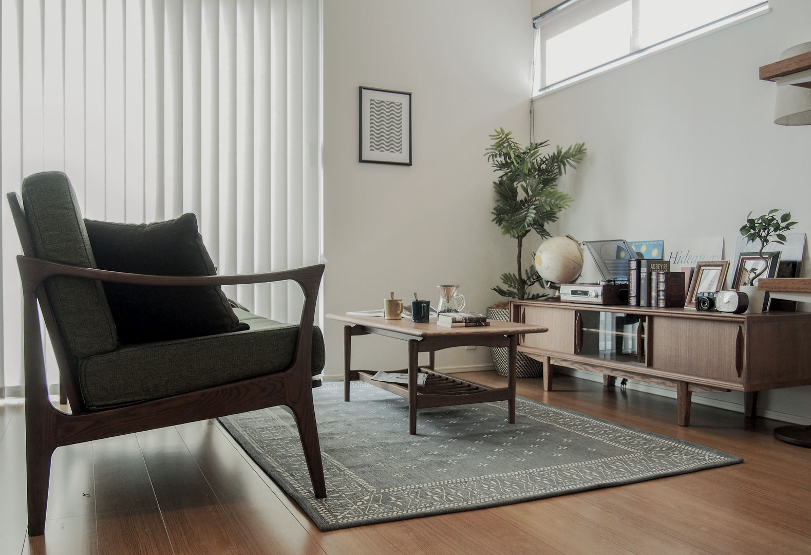 どこか懐かしいビンテージ北欧, Sisusta Sisusta Living room Wood Wood effect Sofas & armchairs