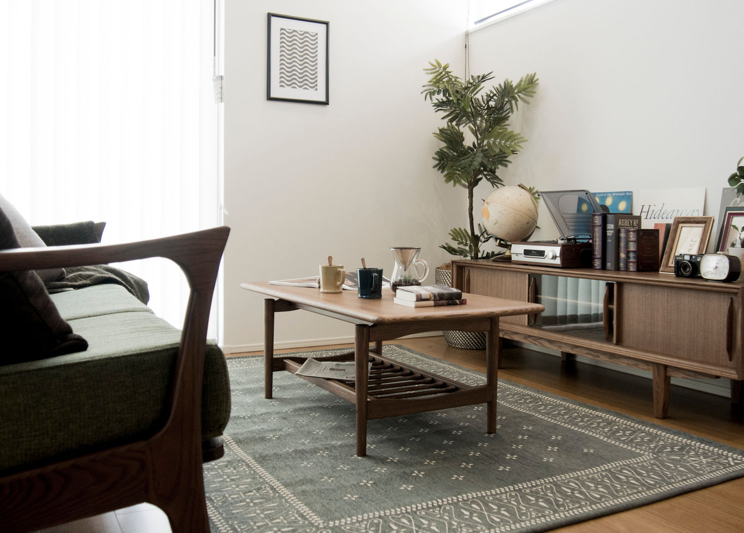 どこか懐かしいビンテージ北欧, Sisusta Sisusta Living room لکڑی Wood effect TV stands & cabinets