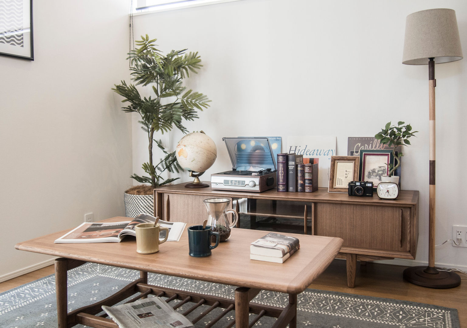 どこか懐かしいビンテージ北欧, Sisusta Sisusta Living room Wood Wood effect TV stands & cabinets