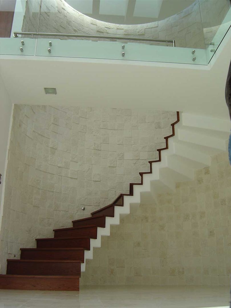 Escalera circular SANTIAGO PARDO ARQUITECTO Pasillos, vestíbulos y escaleras modernos Escalera circular