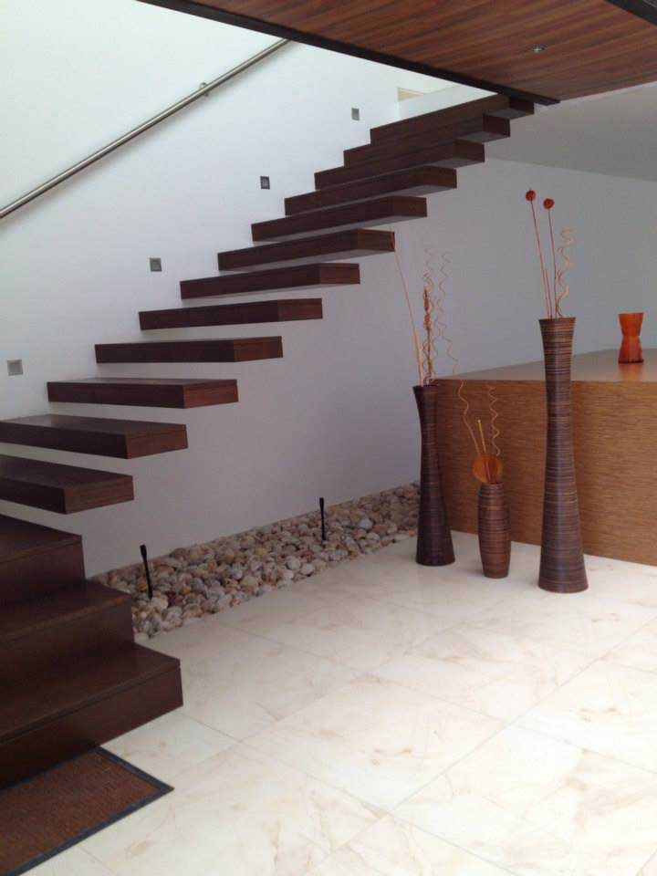 Escaleras homify Pasillos, vestíbulos y escaleras de estilo moderno