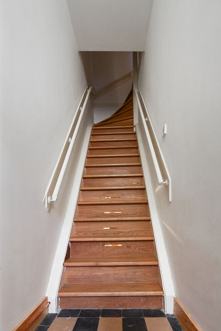 Leiden House, SAMF Arquitectos SAMF Arquitectos Country style corridor, hallway& stairs