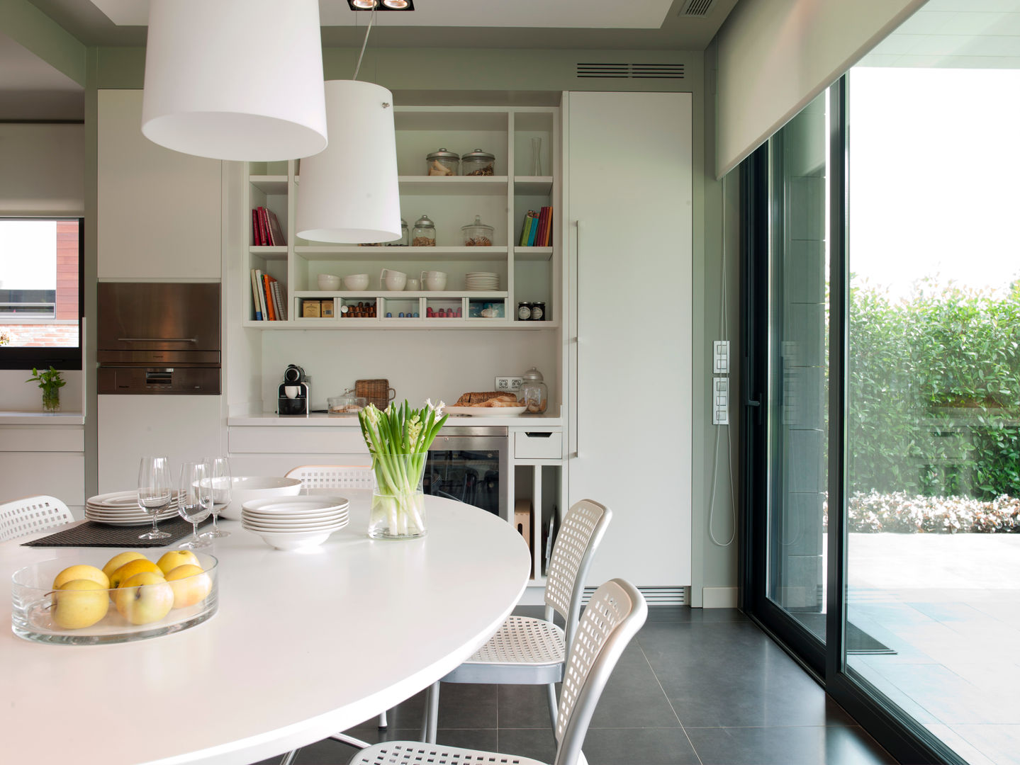 Cocina y planchador actuales, DEULONDER arquitectura domestica DEULONDER arquitectura domestica Modern Kitchen