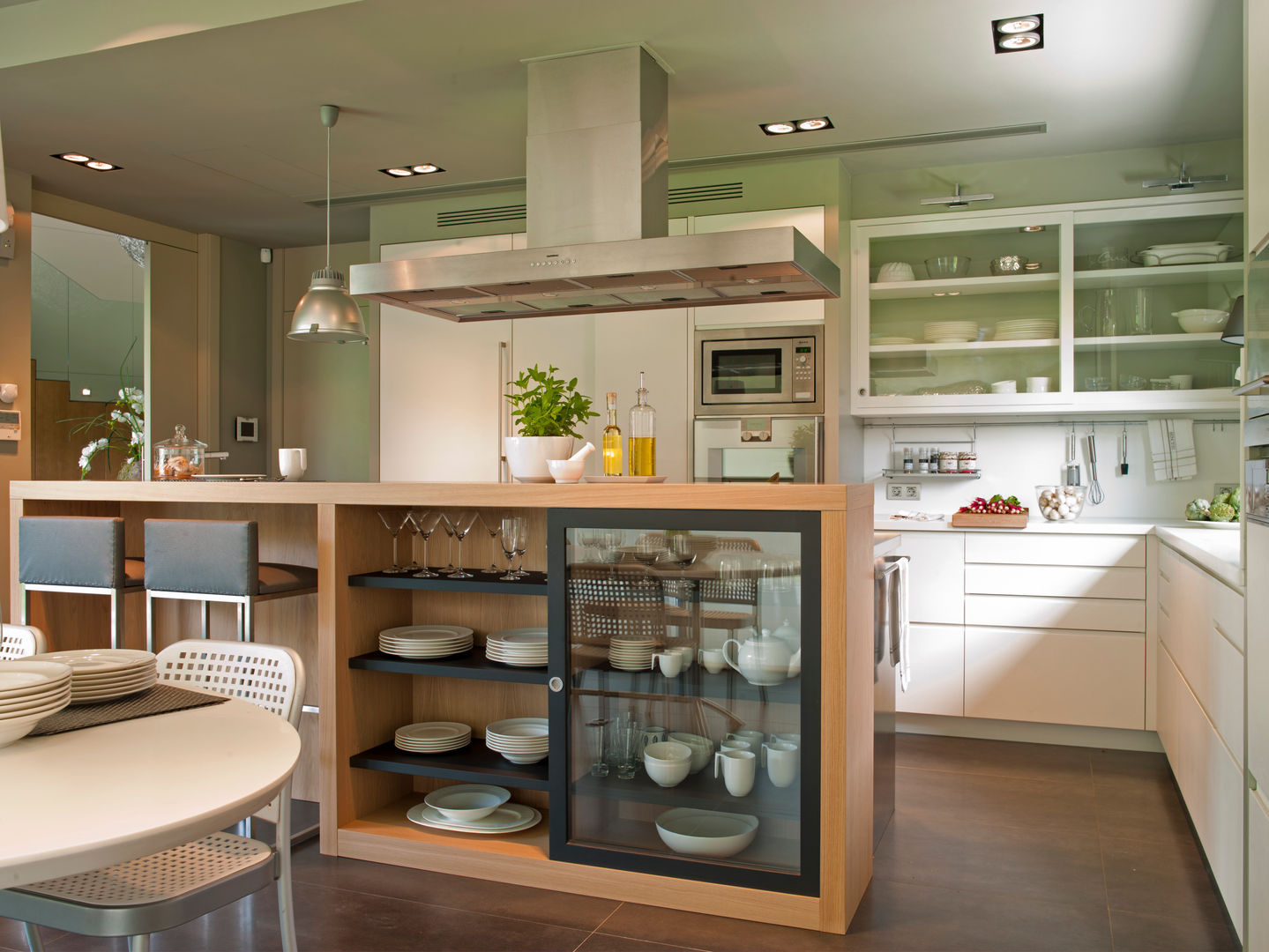 Combinación de acabados: en blanco y madera DEULONDER arquitectura domestica Cocinas de estilo moderno