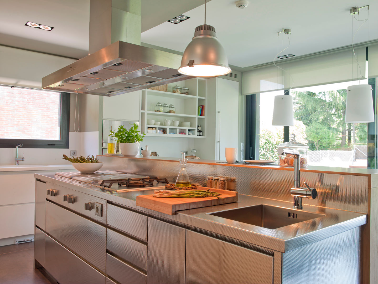 Cocina y planchador actuales, DEULONDER arquitectura domestica DEULONDER arquitectura domestica مطبخ حديد