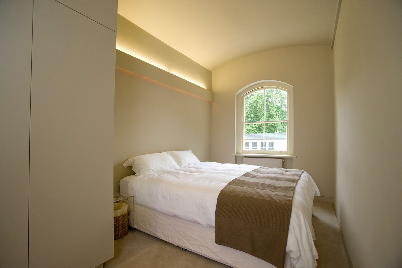 AFTER FALCHI INTERIORS LTD Dormitorios de estilo moderno