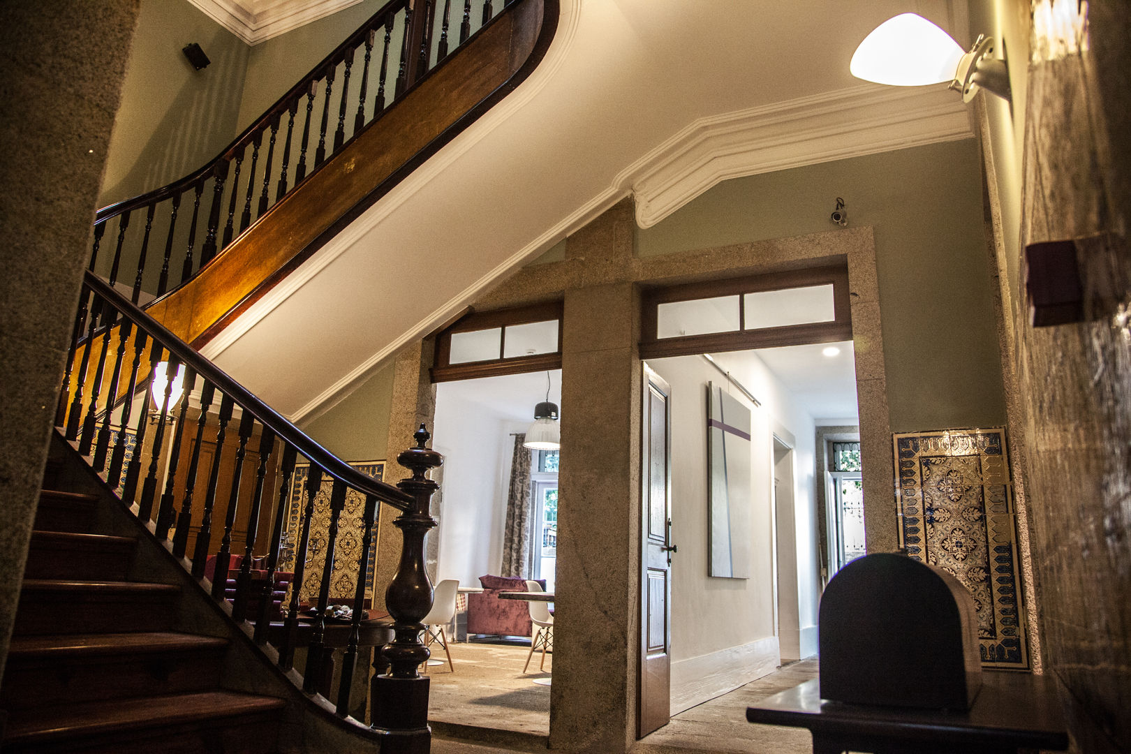 OPORTO LOFT ART HOTEL, Bastos & Cabral - Arquitectos, Lda. | 2B&C Bastos & Cabral - Arquitectos, Lda. | 2B&C Eclectic style corridor, hallway & stairs