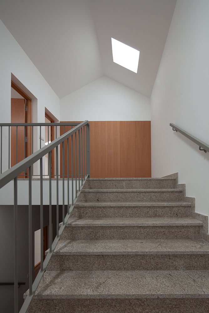 Reabilitação Casa junto ao Rio, Marques Franco Arquitectos Marques Franco Arquitectos Minimalist corridor, hallway & stairs