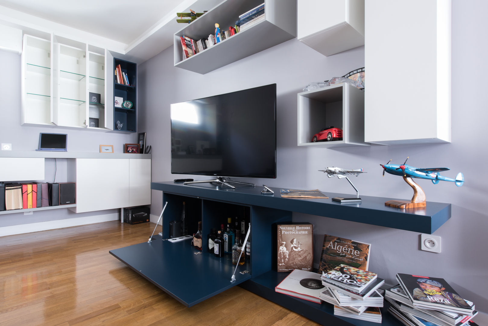 BUREAU, LA CUISINE DANS LE BAIN SK CONCEPT LA CUISINE DANS LE BAIN SK CONCEPT Salas modernas Muebles para televisión y equipos