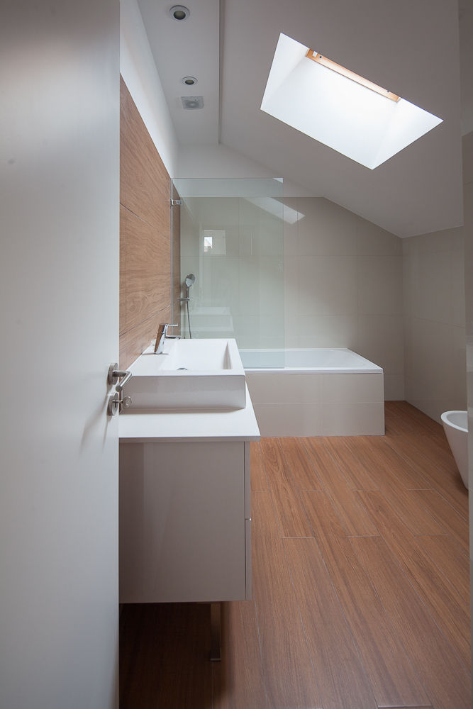 Reabilitação Casa junto ao Rio, Marques Franco Arquitectos Marques Franco Arquitectos Minimalist style bathroom