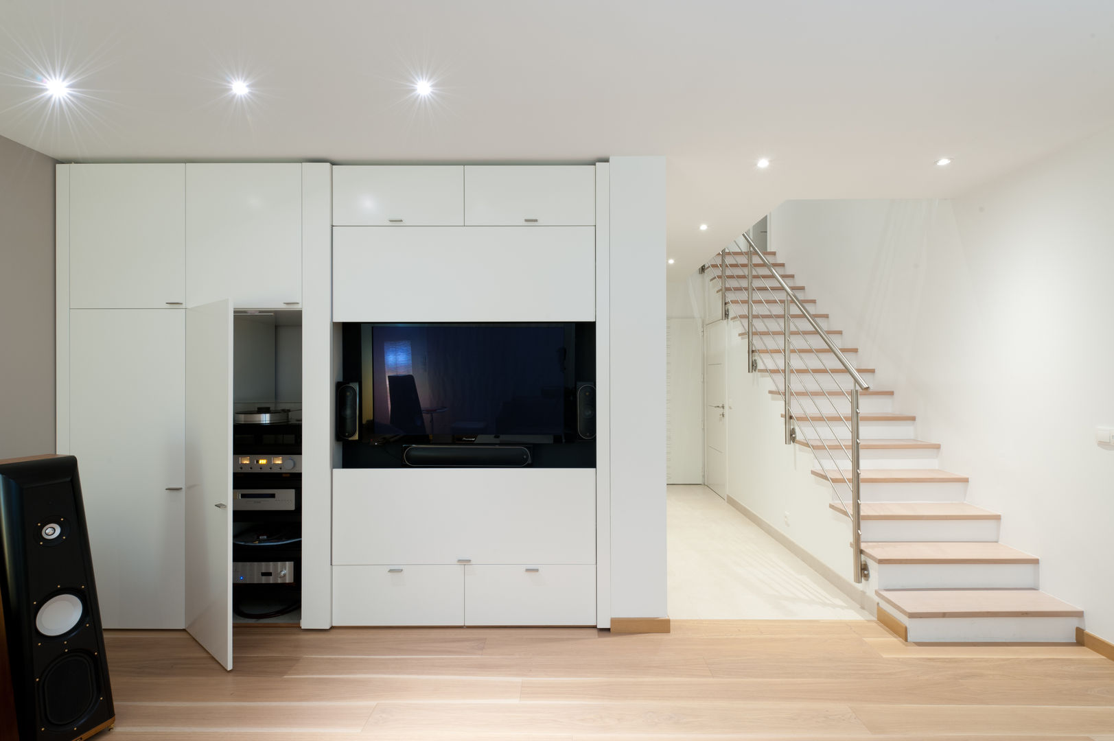 ARMOIRE MULTIMÉDIA , LA CUISINE DANS LE BAIN SK CONCEPT LA CUISINE DANS LE BAIN SK CONCEPT Salas de estilo ecléctico Muebles de televisión y dispositivos electrónicos