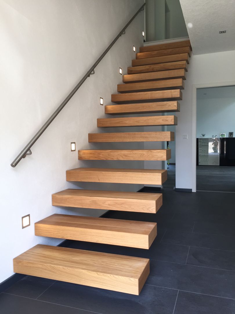 Treppen des Monats 2015, lifestyle-treppen.de lifestyle-treppen.de Pasillos, vestíbulos y escaleras modernos Madera Acabado en madera