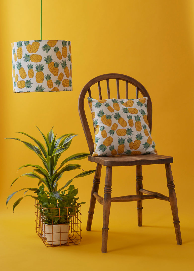 Piña cushion and lamp shade homify Гостиная в тропическом стиле Хлопок Красный Аксессуары и декорации