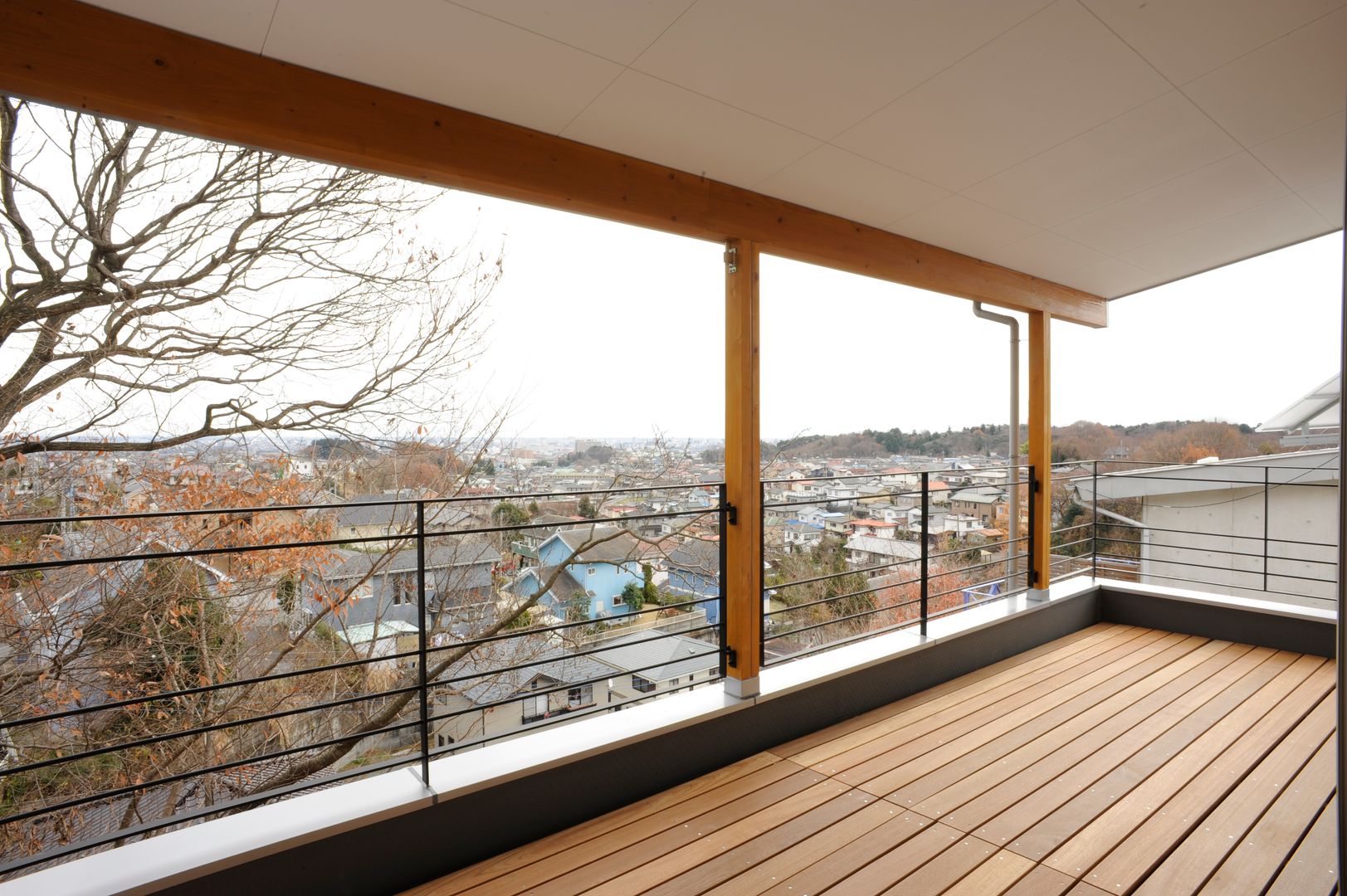 見晴らしの家, アトリエdoor一級建築士事務所 アトリエdoor一級建築士事務所 Modern balcony, veranda & terrace Wood Wood effect