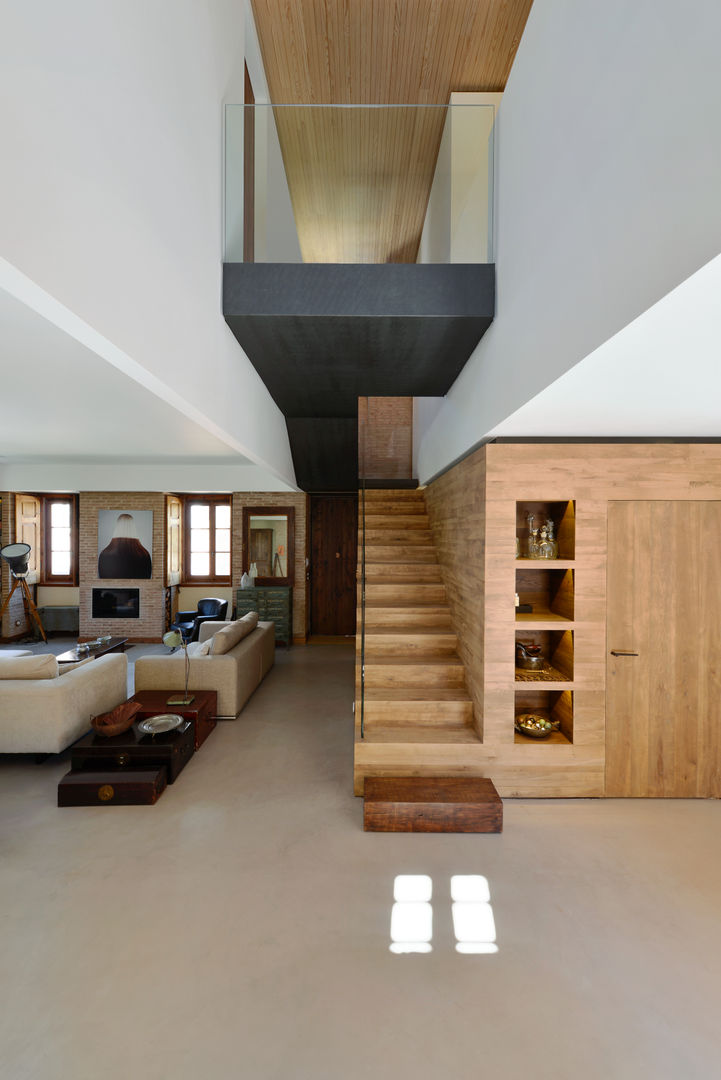 Casa Antiga de 1923, Ricardo Moreno Arquitectos Ricardo Moreno Arquitectos Modern Corridor, Hallway and Staircase