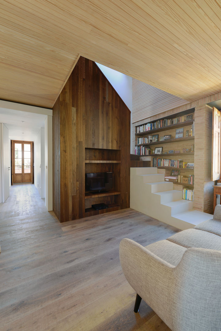 Casa Antiga de 1923, Ricardo Moreno Arquitectos Ricardo Moreno Arquitectos Modern corridor, hallway & stairs