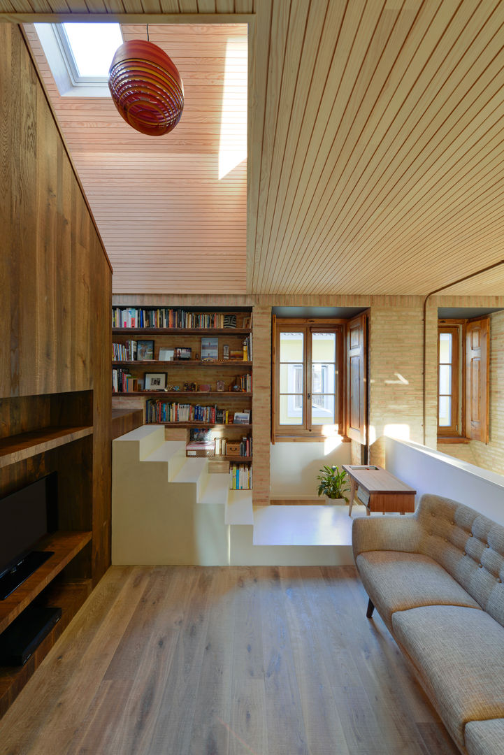 Casa Antiga de 1923, Ricardo Moreno Arquitectos Ricardo Moreno Arquitectos Modern Corridor, Hallway and Staircase