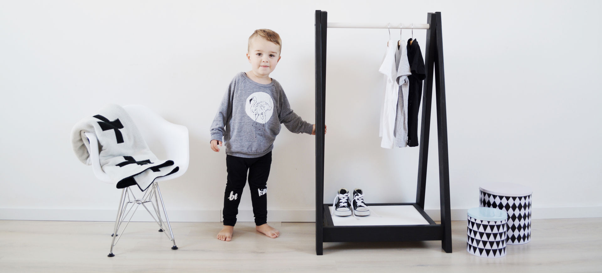 Mini Wardrobe Monochrome homify Scandinavische kinderkamers Hout Hout Accessoires & decoratie