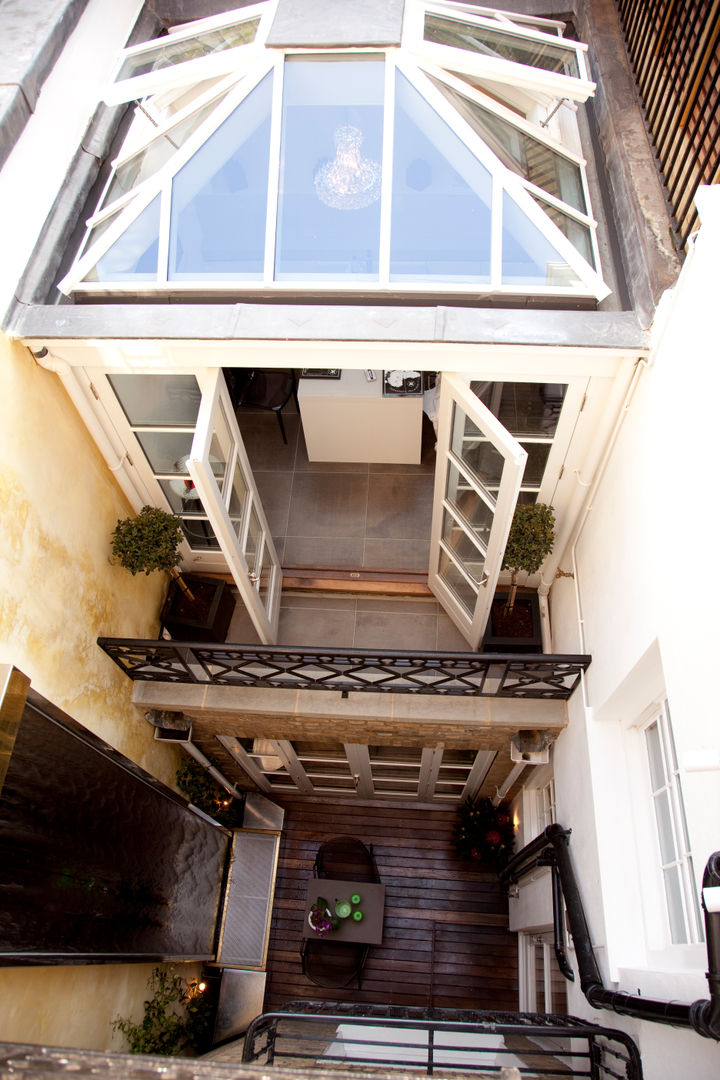 homify Classic style balcony, veranda & terrace