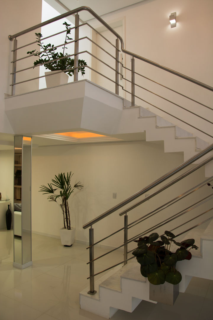 homify Modern Corridor, Hallway and Staircase