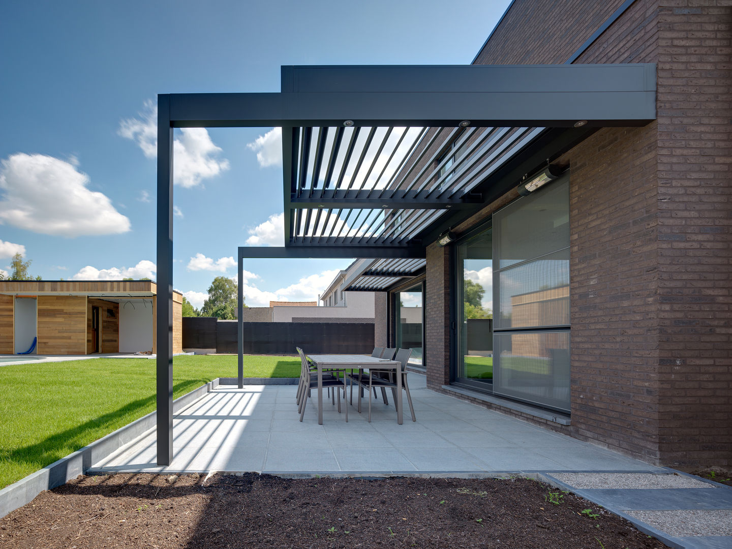 Chester House | UmbrisbyIQ | IQ Outdoor Living Balcones y terrazas de estilo moderno Aluminio/Cinc