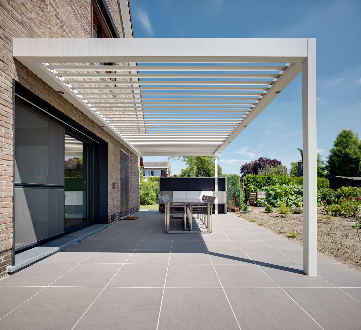 Westridge Park | UmbrisbyIQ | IQ Outdoor Living Moderne balkons, veranda's en terrassen Aluminium / Zink