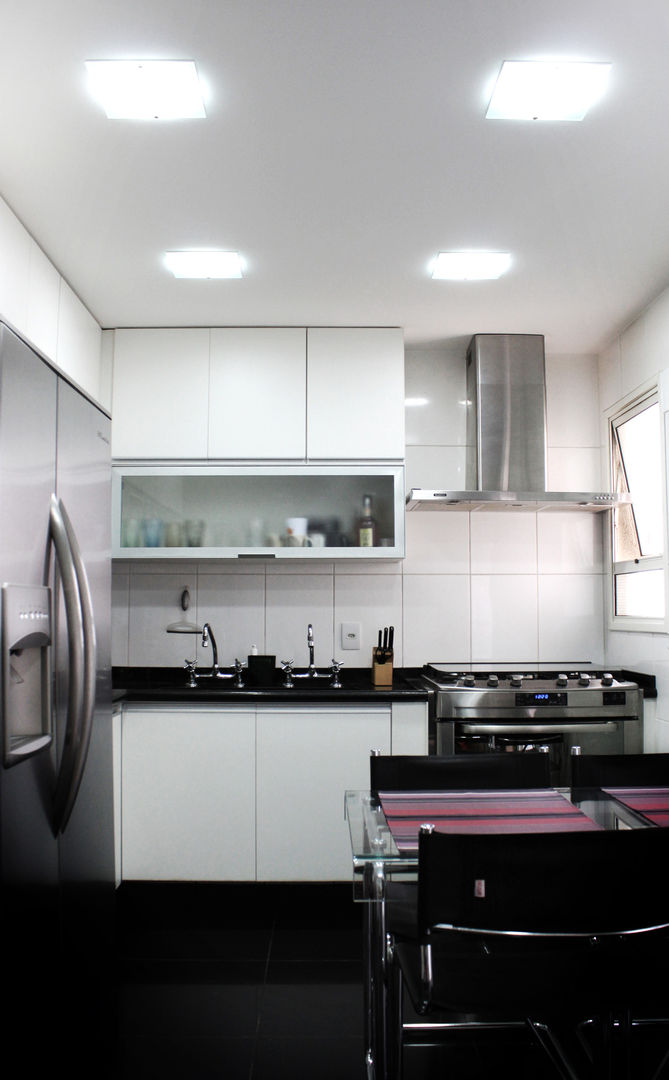 Cozinha Clean, Cromalux Sistemas de Iluminação Ltda Cromalux Sistemas de Iluminação Ltda Cocinas de estilo moderno Aluminio/Cinc Iluminación