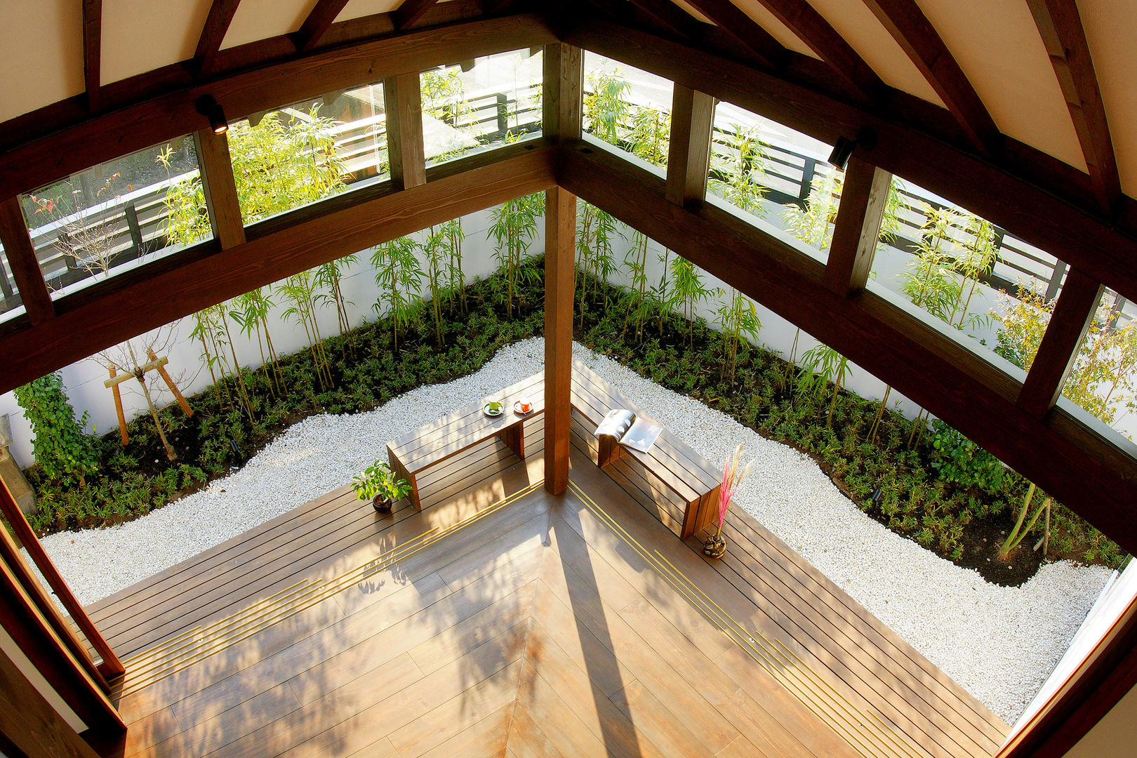 大屋根の家, フィールド建築設計舎 フィールド建築設計舎 Eclectic style balcony, porch & terrace Wood Wood effect