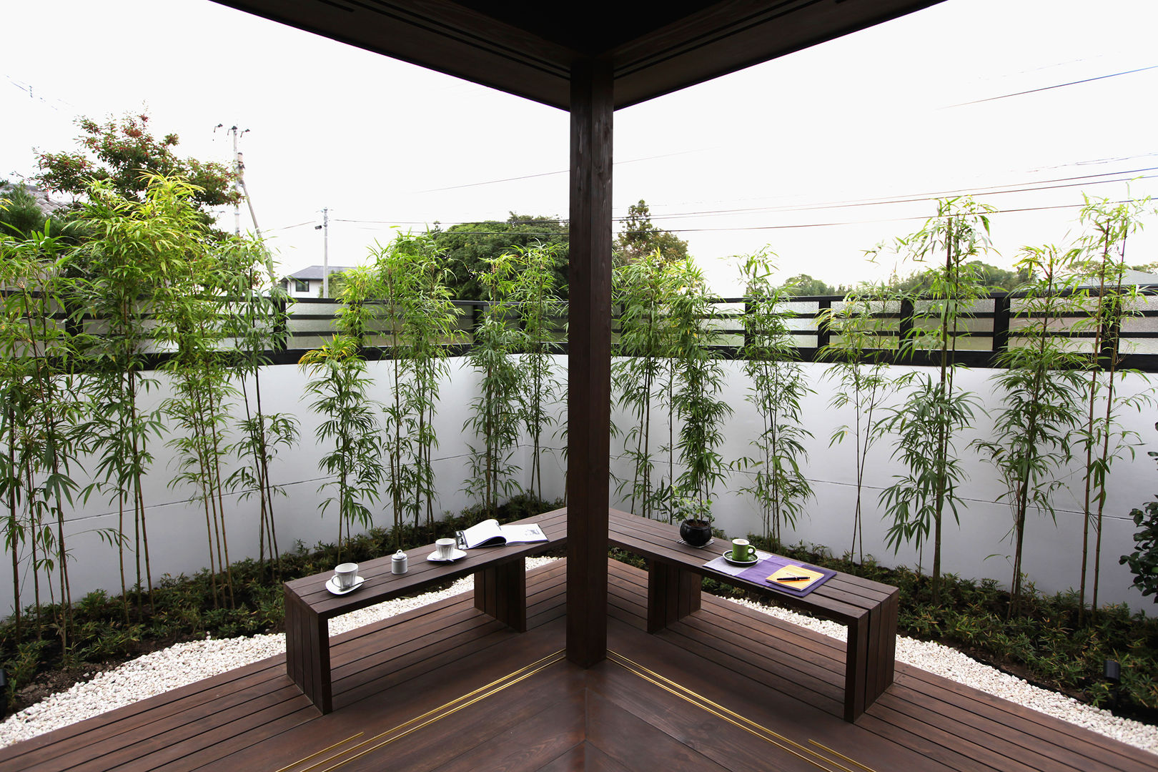 大屋根の家, フィールド建築設計舎 フィールド建築設計舎 Eclectic style balcony, veranda & terrace Wood Wood effect