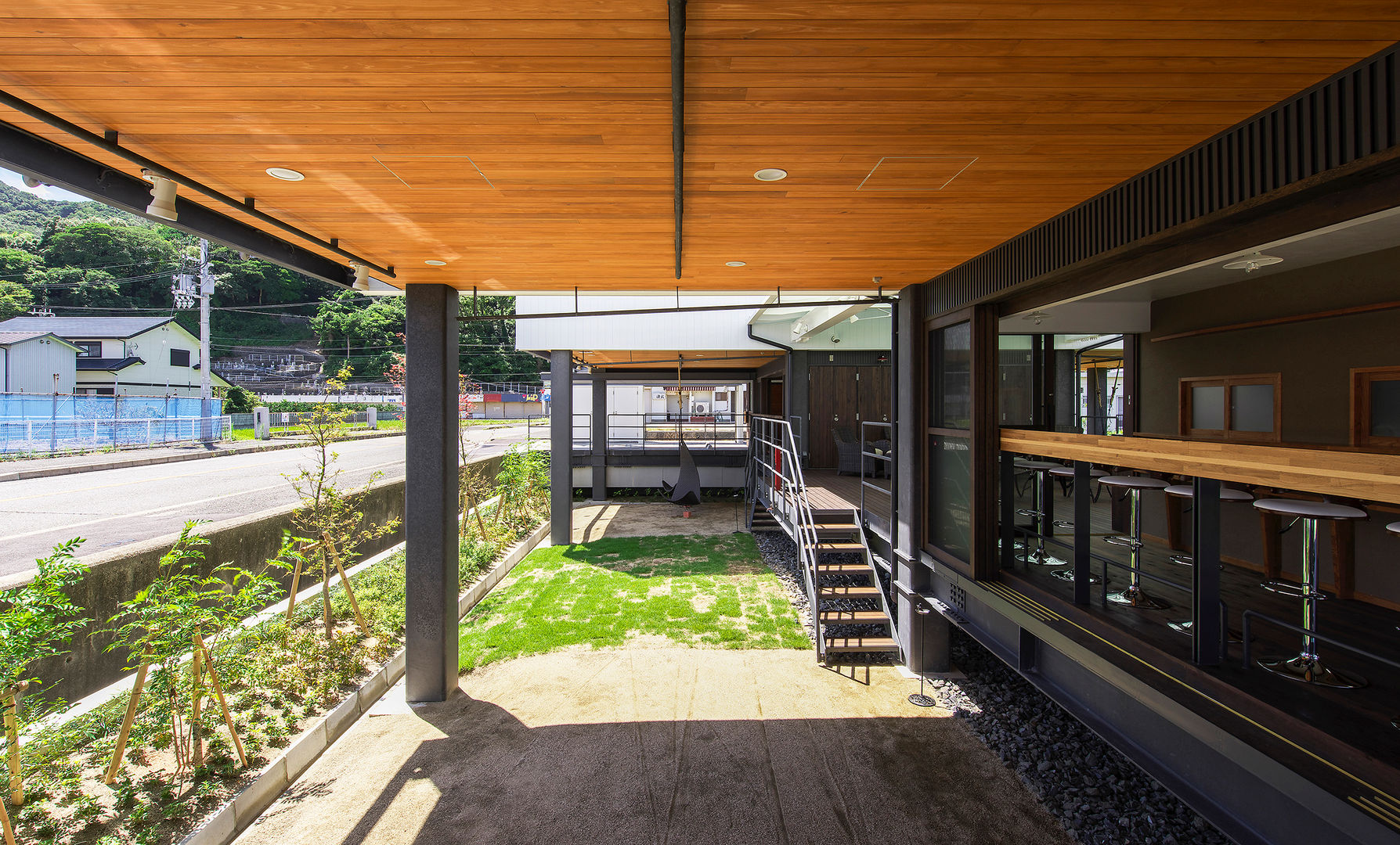 高床の家, フィールド建築設計舎 フィールド建築設計舎 Balcones y terrazas de estilo asiático Madera Acabado en madera